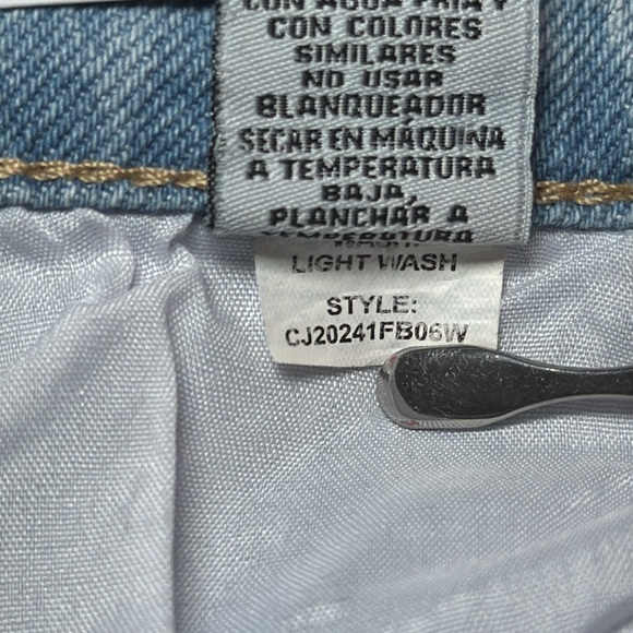 Celebrity Pink Slim Straight Light Wash Distressed Jeans Size 17/33 - Picture 14 of 15